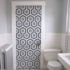 Decoration De La Porte De Salle De Bain Avec Un Magnifique Sticker De Porte Nid D Abeille Gris Clair Et Gr Relooking De Porte Salle De Bain Tapis Dans Le Salon