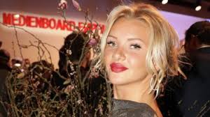 Evelyn burdecki should really feel pitfull for her. Evelyn Burdecki Shoe Size And Body Measurements Celebrity Shoe Sizes
