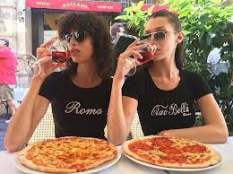 pin for later 25 fashion lessons every woman can learn from bella hadid you can totally make tourist shirts look chic espec bella hadid new york pizza women