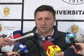 Echipamentul pe care „șepcile roșii îl vor îmbrăca în meciurile de pe teren propriu în noul sezon se aseamănă cu cel al lui juventus torino. U Cluj Nu Moare JucÄƒtorii De La Universitatea Cluj Au Primit RestanÈ›ele Salariale Pe Luna August È™i ContinuÄƒ Lupta Video Stiri De Cluj