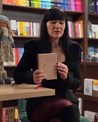 Затишна атмосфера та щирі розмови зробили вечір з Юлією Юенн у нашій  книгарні по-справжньому особливим✨ Авторка книги «Сповідь перфекціоністки»  поділилася історією її створення та одразу відповіла на головне питання  аудиторії: головна героїня —