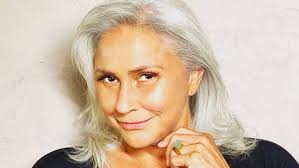 risos dizem que o cabelo emoldura o rosto, mas esse corte bem curto tem uma coisa atemporal, não é próprio de idade nenhuma. Wo6kwqf20iosym