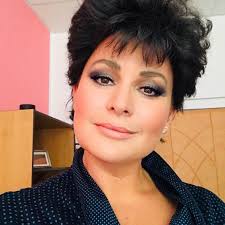 Utajila první porod, dlouho nechtěla fanouškům prozradit jméno ani pohlaví miminka a zásadně neukazuje tvář svého syna. Jitka Cvancarova Se Zmenila K Nepoznani Herecka S Dlouhymi Cernymi Vlasy Se Rozhodla Nahle Zmenit A Napsala Duvod Zivot
