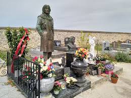 Le site du quotidien, qui publie deux photos, dévoile que les chevalets soutenant les gerbes de fleurs ont leurs. Tombe De Claude Francois Papy Pilou Mamie Jeanne Facebook