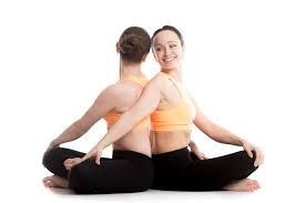 This isn't necessarily the most popular reason to practice two person yoga poses, but it is usually a pretty welcomed effect. Yoga Posen Fur Zwei Personen Partner Yoga Um Vertrauen Aufzubauen