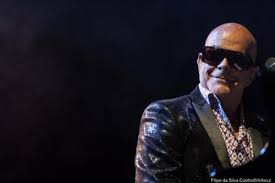 She keeps her distance from him, confessing. C1f8lwrtyiy0im