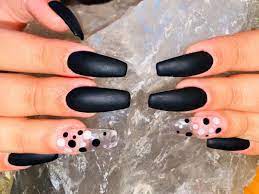 Los esmaltes de uñas mate están de moda, le otorgan a la uña un destaque particular y también las hacen, a mi entender, muy elegantes! Unas Acrilicas Negro Mate Mas Nails Beauty Colors Facebook