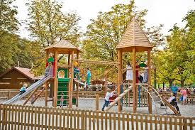 Eingerahmt von bäumen, die heisses sonnenlicht milde abdämpfen, bionade auspacken, beine von sich strecken, und alles wird gut. Ein Grosser Spielplatz Fur Die Kleinen Bild Von Michaeligarten Munchen Tripadvisor