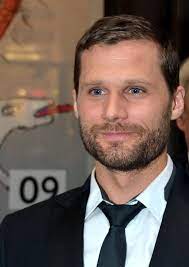Il est désormais diplômé en droit et doit se marier avec jennifer. Alexis Michalik Wikipedia
