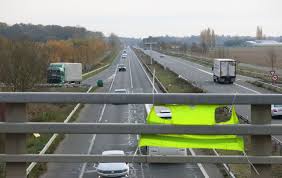 #french #upthebaguette #gilet jaune #je suis pas en france je peux pas rejoindre les manifs mais merde depuis le début du mouvement des gilets jaunes de mystérieuses #lettresjaunes sont diffusées sur. Gilets Jaunes Ou Ca Pourrait Coincer Samedi Dans Les Yvelines Le Parisien
