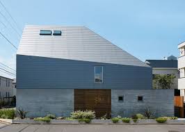 Une Superbe Maison Avec Son Toit Asymetrique Anguleux Dessine Pour Un Apport Maximal De Lumiere Fac Architecture Japonaise Architecture Moderne Architecture