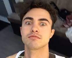 Head to head top 10 How Old Is Darren Barnet Darren Barnet 11 Facts About The Never I Ever Actor You Popbuzz