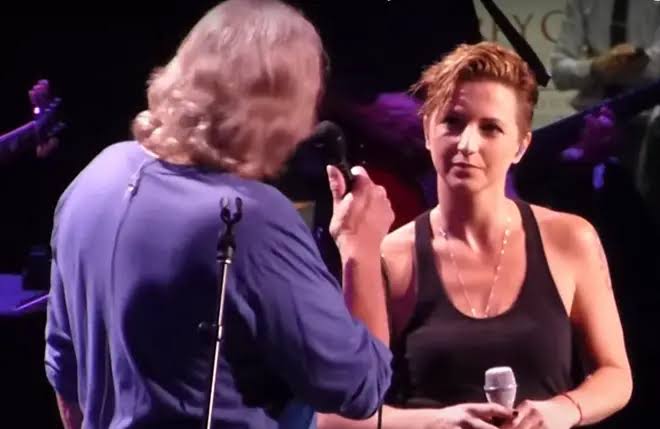 Bee Gees: Barry Gibb sings moving duet with Maurice's daughter 'How Can You Mend a... - Smooth