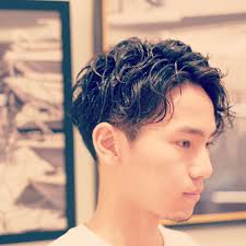 men s grooming salon メンズサロンはinstagramを利用しています 癖毛で広がりやすい方にパーマジェル仕上げ 毎日の朝のセットを楽ちんに 周りを刈り上げて清潔感を出したスタイル kakimotoarms mensgroomin ウェーブ パーマ メンズ 髪型 メンズ パーマ パーマ