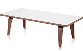 De heruitgave van de eames coffee table, die vitra in samenwerking met het eames office heeft ontwikkeld, roept de geest op van de eerste eenmalige stukken: Eames Rectangular Coffee Table Hivemodern Com
