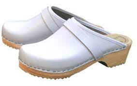 Découvrez toute la collection de sandales les tropeziennes par m.belarbi, pour profiter pleinement de la saison estivale. Sabot Suedois Cuir Lisse Blanc Sur Bois De Hetre Clair Semelle Antiderapante Finition Scandibay