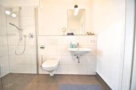 Badezimmer Mit Ebenerdiger Dusche Weissen Wandfliesen Und Dunklen Bodenfliesen Bathroom Fliesen Ebenerdige Dusche Schone Badezimmer Badezimmer