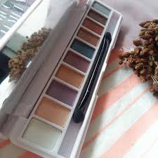 Selain itu ada juga aneka koleksi produk lainnya yang ada di toko tersebut antara lain eyeshadow, bedak, eyeliner. Review Madame Gie Eyeshadow Moondust Temptation Tampil Cantik