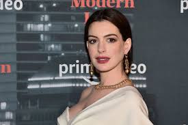 Anne hathaway news, gossip, photos of anne hathaway, biography, anne hathaway boyfriend adam shulman and anne hathaway have been married for 8 years. Modern Love Bei Amazon Prime Anne Hathaway Glamour