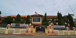Kalau kita menengok tahun 1978, maka kita tidak dapat melupakan sejarah bahwa sma negeri 1 batu ini didirikan berkat perjuangan para pejabat daerah di batu yang gigih yang berharap agar di batu dibuka sekolah menengah lanjutan tingkat atas. Smp Negeri 3 Batang Batang Jawa Tengah Indonesia