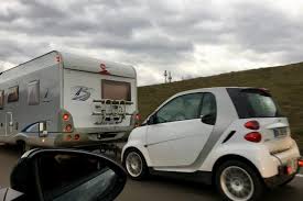 Nous sommes bien en présence d'une telle remorque d'où le fait que je demandais à. Avec Son Camping Car Il Brave Les Interdits Du Cadre A Tracter Nos Actus Camping Car Magazine