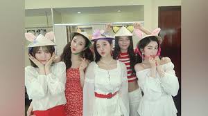 They originally debuted on august 1, 2014, with the single happiness with . Item Wajib Yang Ada Di Tas Setiap Personel Red Velvet Cantik Tempo Co