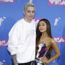 After his breakup with ariana grande, the world collectively rebounded with thank u, next. Pete Davidson Ariana Grandes Verlobter Reisst Einen Witz Und Tritt Metoo Dabei Mit Fussen Stern De