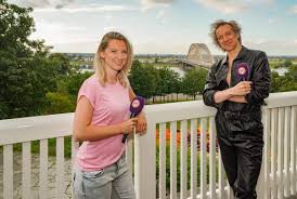 Hoofd economische zaken marjolijn van de zandschulp lukte het, de door marianne jongkind ontworpen 'helm' te laten signeren door tom dumoulin! Camping De Wereld Ontvangt Cadeau Voor Innovatief Initiatief Vierdaagsefeesten Uit Nijmegen