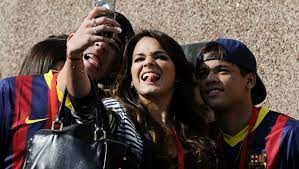 Bruna marquezine, novia de neymar, alucina por su belleza a todo el mundo tras su viaje a barcelona y se bruna marquezine, la guapísima novia de neymar que revolucionó barcelona, se relaja en. Photos Neymar S Ex Bruna Marquezine Reacts To Barcelona Star S New Fondness Of Demi Lovato 90min
