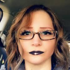 Famous in a Small Town : Mills, Emma: Amazon.in: किताबें