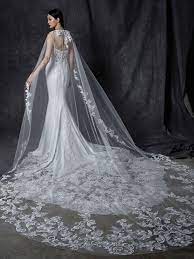 Ivory lace bridal gown wedding dress custom. Fit And Flare Hochzeitskleid Mit Tragerlosem Sweetheart Ausschnitt Cape Und Schleppe Aus Spitze Von Enzoani Modell Odelia Heiraten Mit Braut De