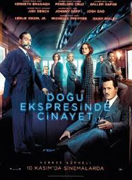 When a murder occurs on the train on which he's travelling, celebrated detective hercule poirot is recruited to solve the case. Trende Cinayet Var