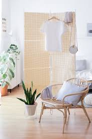 Vielleicht steht bisher das genau passende offene regal an der wand oder es steht noch einem auf dem boden oder. Raumteiler Bauen Vom Waschestander Zum Paravent Wayfairdiy