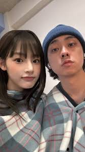 我媽在質疑我跟Minji的合照還拿我手機去比對==