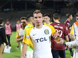 Ta alustas klubikarjääri argentina klubis rosario central, mille meeskonnas debüteeris ta argentina kõrgliigas 2004. No Todas Son Palidas Marco Ruben Volvera A Vestir La Camiseta De Central Diario El Ciudadano Y La Region