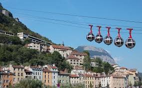 Picou Bulle A Grenoble Petite Visite Du Centre Ville De Grenoble Et Ses Fameuses Bulles Grenoble Escapade Vo Ville De Grenoble Voyage En France Grenoble
