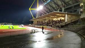 Lo stadio rote erde (in tedesco stadion rote erde, stadio terra rossa) è uno stadio di calcio di dortmund, che può contenere 10 000 spettatori.sorge a fianco del signal iduna park e dal 2009 ospita le partite della squadra riserve del borussia dortmund. Stadion Rote Erde Borussia Dortmund Ii Youtube