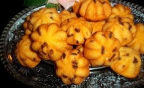 6 large eggs 160 g sugar 1 tsp vanilla extract 200 g pastry flour or cake flour, sifted 2 tbsp corn flour, sifted 1/2 tsp baking powder, sifted a pinch of sea salt. Resepi Bahulu Cermai Tradisional Coklat Rice Mat Gebu Aneka Resepi Mudah Dan Sedap