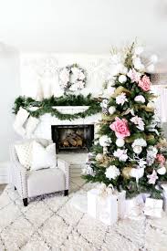 This flower christmas tree is created with white lilies, white carnation, red carnations and mini ornaments all in a gold vase. Christmas Tree Decoration Ideas Stunning Feminine Tree With Sheer Gold Garland Oversized Pink Flower Beautiful Christmas Trees Christmas Home Christmas Tree