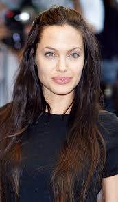 11 yaşında modellik hayatına adım atan angelina jolie, aşırı ince olması ve gözlük takması sebebiyle diğer arkadaşları tarafından alay ediliyordu. Die Frisuren Von Angelina Jolie Von 1991 Bis Heute
