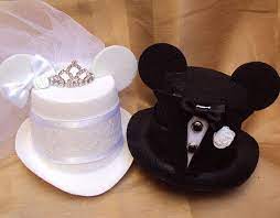 Mouse Ears Bridal Mini Top Hat Fascinator With Veil By Hatandmouse 38 99 Would Be Cute For Some Pi Disney Wedding Mickey Mouse Wedding Disney Wedding Theme