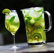 Voici Ma Version De Ma Sangria Verte Maison Une Sangria Pas Trop Sucree Coloree Fruitee Et Originale Qui Fera Sangria Champagne Drinks Wine Tasting Near Me