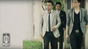 C c f ccantik… ingin rasa hati berbisik f em dmuntuk melepas keresahan dirimu oh (*)c f ccantik… bukan ku ingin menganggumuf em dmtapi apa arti merindu selalu wowo wo (#)f dmwalau mentari terbit di utaraf Chord Kunci Gitar Dan Lirik Lagu Cantik Kahitna Tribun Video