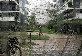In der rigaer straße, wo in einigen häusern autonome und linksradikale wohnen, kommt es laut polizei berlin gibt es gehäuft straftaten rigaer straße ist brennpunkt der linksextremen szene. Rigaer Strasse In Berlin Die Linken Und Der Kiezterror Der Spiegel