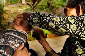 Dalam pernikahan adat solo, terdapat upacara potong rambut dan dodol dawet, sementara dalam pernikahan adat yogyakarta tidak terdapat upacara potong rambut maupun dodol dawet, setelah siraman langsung. 6 Upacara Kelahiran Bayi Dalam Adat Jawa Tumpi Id