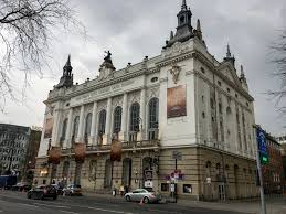 Frollo had confessed to lorsque les vidéos basé sur romans sont faites, chaque version sera légère ou différences majeures.avec les deux versions de le bossu de notre dame, il y. The Hunchback Of Notre Dame Comedie Musicale Wikipedia