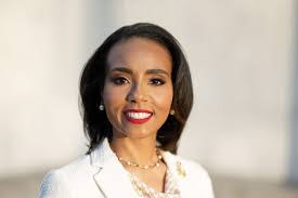 Laura Crump's Instagram, Twitter & Facebook