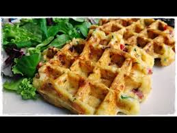 Die fertigen waffeln sofort mit käse bestreuen, dann jeweils ein ei, den speck und die tomaten auflegen und mit einer zweiten waffel, die du mit knoblauchdip. Herzhafte Bunte Kartoffelwaffeln Einfach Schnell Und Lecker Enthalt Werbung Youtube