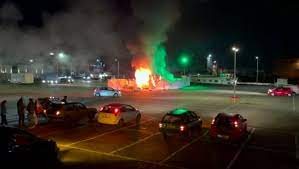 The legal status of the netherlands' nightly curfew was thrown into confusion on tuesday when a district court ruled that the government had failed to justify the use of emergency powers. Netherlands Anti Curfew Protests Spark Clashes With Police Looting Arab News