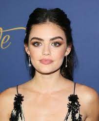 Lucy Hale Heart Shape Face Stylecaster 33 Super Flattering Celebrity Approved Hair Heart Face Shape Heart Shaped Face Hairstyles Heart Shaped Face Celebrities
